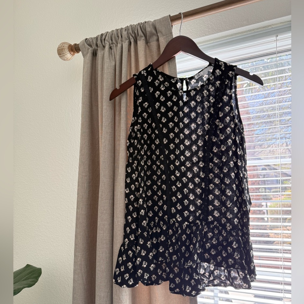 DR 2 by Daniel Rainn black floral tank top, size medium.